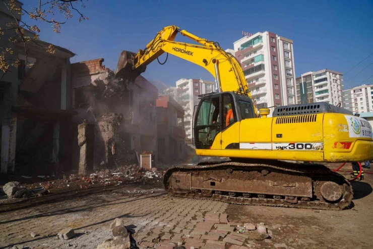 Fiyatları 2 Milyonu Bulan Binalar Arasında Kalan Yapıların Yıkımına Başlandı