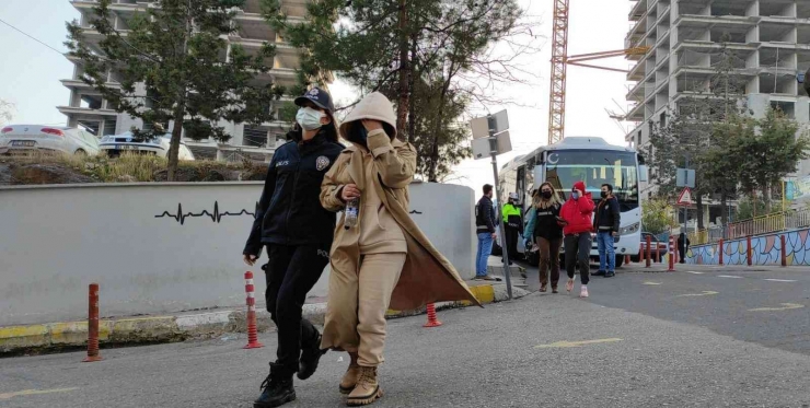 Fuhuş Operasyonunda Yakalanan 14 Yabancı Uyruklu Kadın Sınır Dışı Edildi