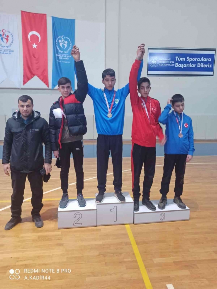 Güreş Şampiyonasında Akçadağ Damgası