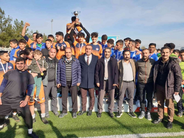 Diyarbakır’da Okullararası Futbol Turnuvasının Şampiyonu Talaytepe Oldu