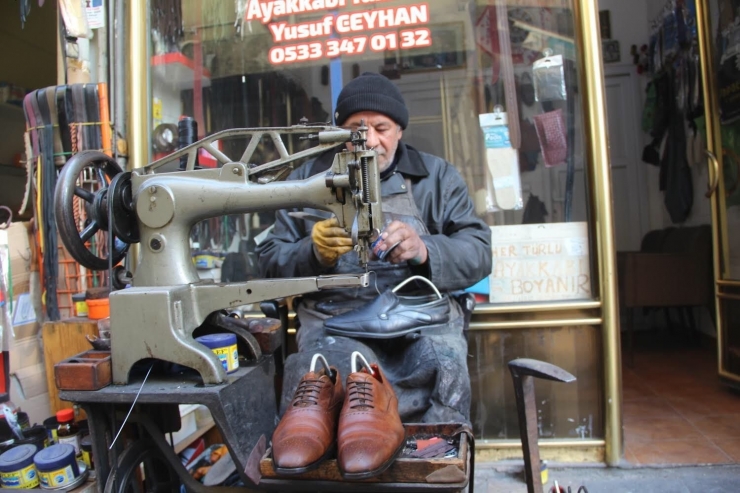 Yarım Asırdır Baba Mesleği Olan Ayakkabı Tamirciliğini İcra Ediyor