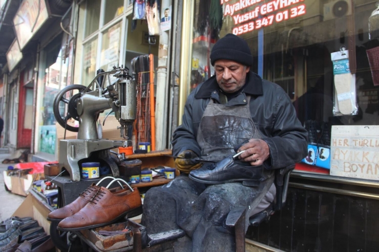 Yarım Asırdır Baba Mesleği Olan Ayakkabı Tamirciliğini İcra Ediyor