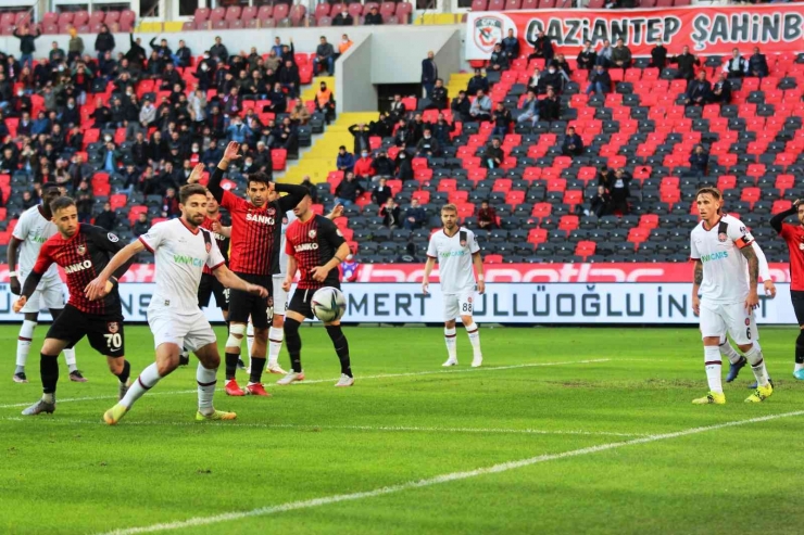 Spor Toto Süper Lig: Gaziantep Fk: 2 - Fatih Karagümrük: 0 (ilk Yarı)