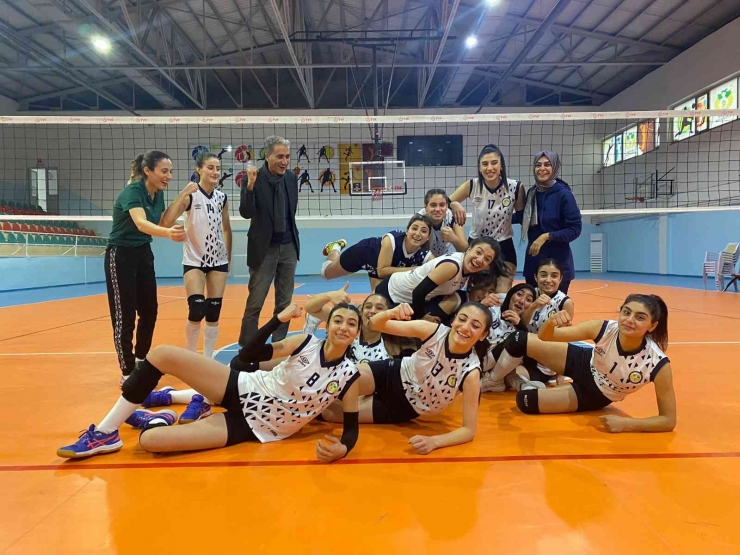 Bağlar Belediyespor Kadın Voleybol Takımı İkinci Yarıya Galibiyetle Başladı