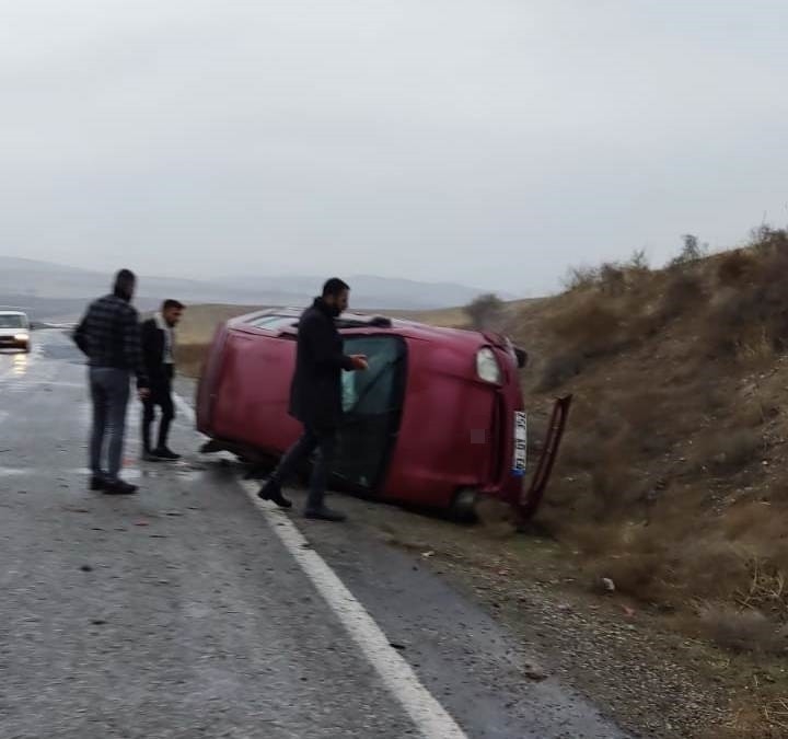 Malatya’da Kontrolden Çıkan Araç Yan Yattı: 3 Yaralı