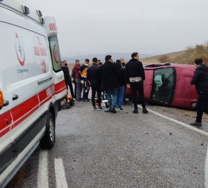 Malatya’da Kontrolden Çıkan Araç Yan Yattı: 3 Yaralı