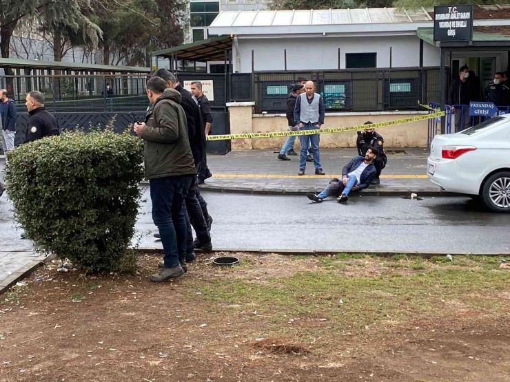 Diyarbakır’da, Adliye Çıkışında İki Grup Arasından Nedeni Belirlenemeyen Silahlı Kavgada 3 Kişi Yaralandı.