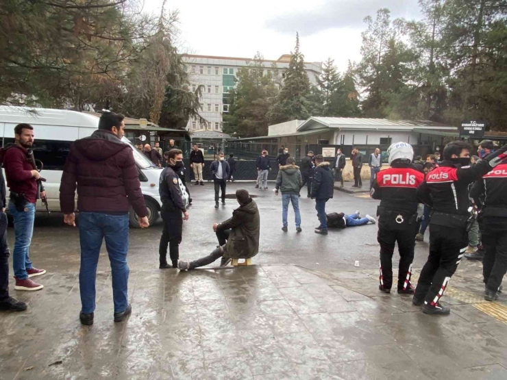 Diyarbakır’da, Adliye Çıkışında İki Grup Arasından Nedeni Belirlenemeyen Silahlı Kavgada 3 Kişi Yaralandı.