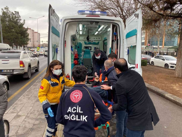 Diyarbakır’da, Adliye Çıkışında İki Grup Arasından Nedeni Belirlenemeyen Silahlı Kavgada 3 Kişi Yaralandı.