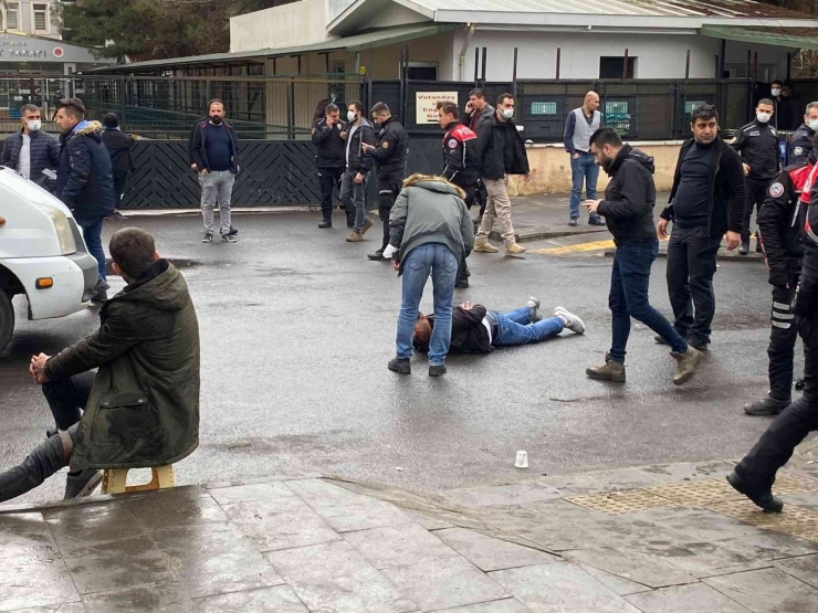 Diyarbakır’da, Adliye Çıkışında İki Grup Arasından Nedeni Belirlenemeyen Silahlı Kavgada 3 Kişi Yaralandı.