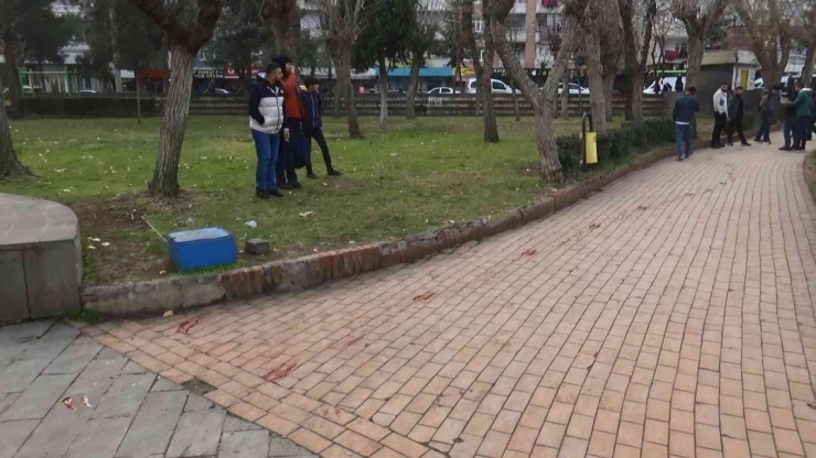 Diyarbakır’da Parkta Yürüyen Yabancı Uyruklu Genç, Tartıştığı Kişi Tarafından Bıçaklandı