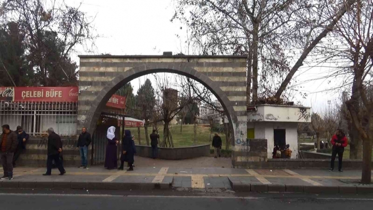 Diyarbakır’da Parkta Yürüyen Yabancı Uyruklu Genç, Tartıştığı Kişi Tarafından Bıçaklandı