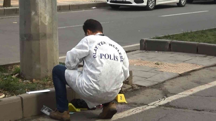 Diyarbakır’da Parkta Yürüyen Yabancı Uyruklu Genç, Tartıştığı Kişi Tarafından Bıçaklandı