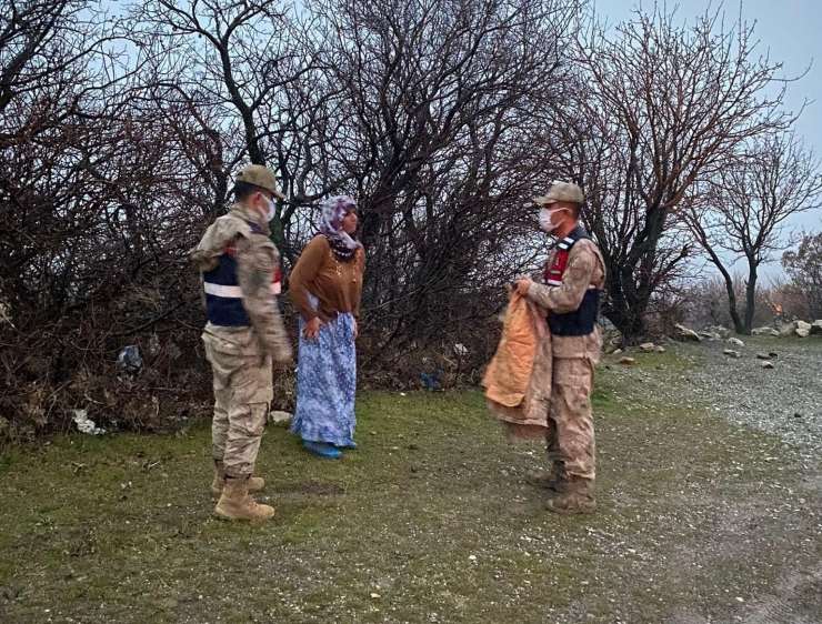 Soğuktan Bitkin Düşen Kayıp Kadını Jandarma Ekipleri Parkasıyla Isıttı