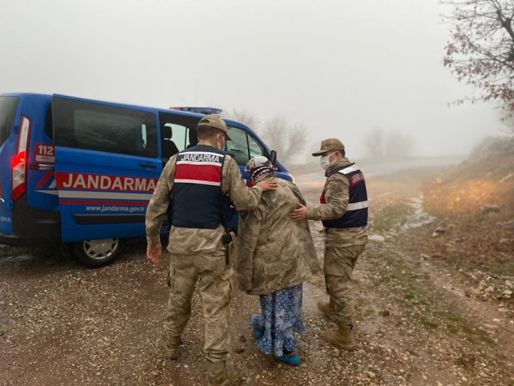 Soğuktan Bitkin Düşen Kayıp Kadını Jandarma Ekipleri Parkasıyla Isıttı