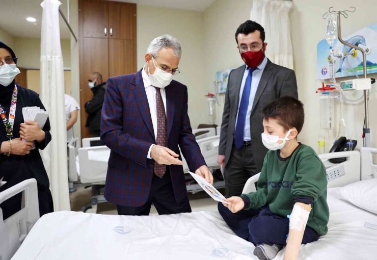 Rektör Özaydın Hasta Çocuklara Kitap Dağıtarak Moral Verdi