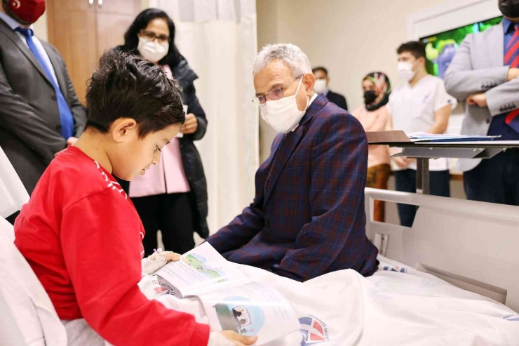 Rektör Özaydın Hasta Çocuklara Kitap Dağıtarak Moral Verdi