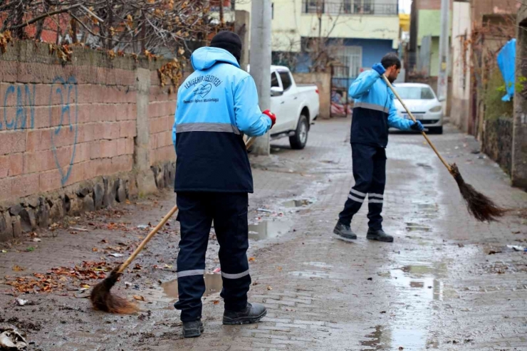 Yenişehir Belediyesi Ekiplerinden Yağmur Sonrası Hummalı Temizlik