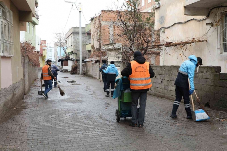 Yenişehir Belediyesi Ekiplerinden Yağmur Sonrası Hummalı Temizlik