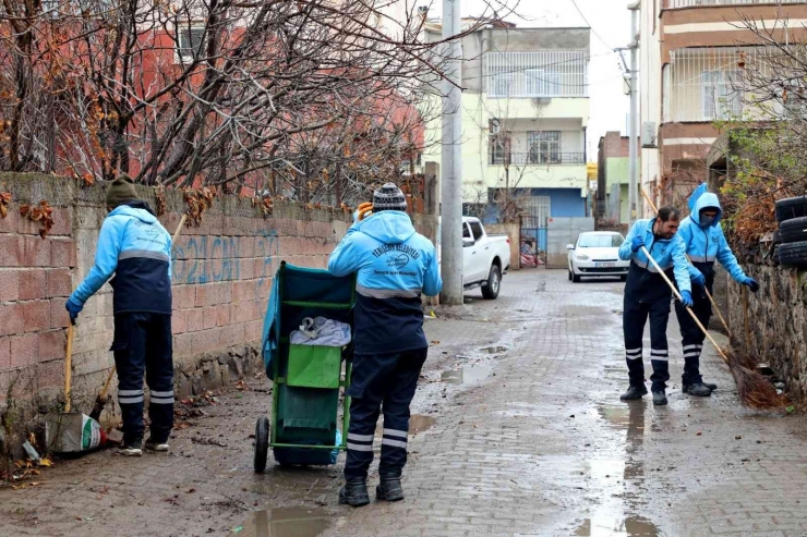 Yenişehir Belediyesi Ekiplerinden Yağmur Sonrası Hummalı Temizlik