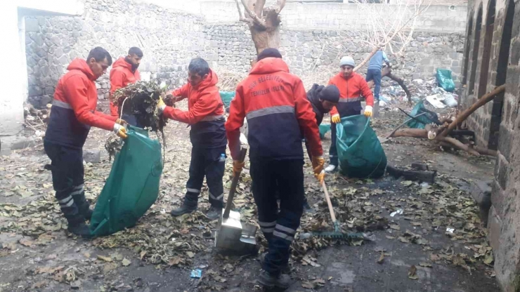 Diyarbakır’da Temizlenen Evin Avlusundan Bir Römork Dolusu Çöp Çıktı