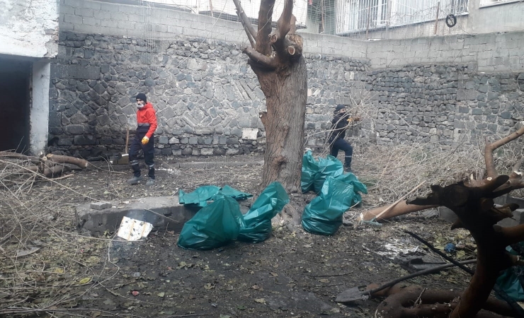 Diyarbakır’da Temizlenen Evin Avlusundan Bir Römork Dolusu Çöp Çıktı