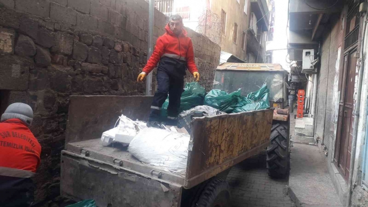 Diyarbakır’da Temizlenen Evin Avlusundan Bir Römork Dolusu Çöp Çıktı