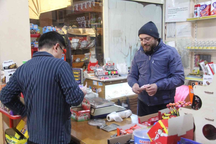 Mahalle Bakkalından Müşterilerine Pankartlı Sitem