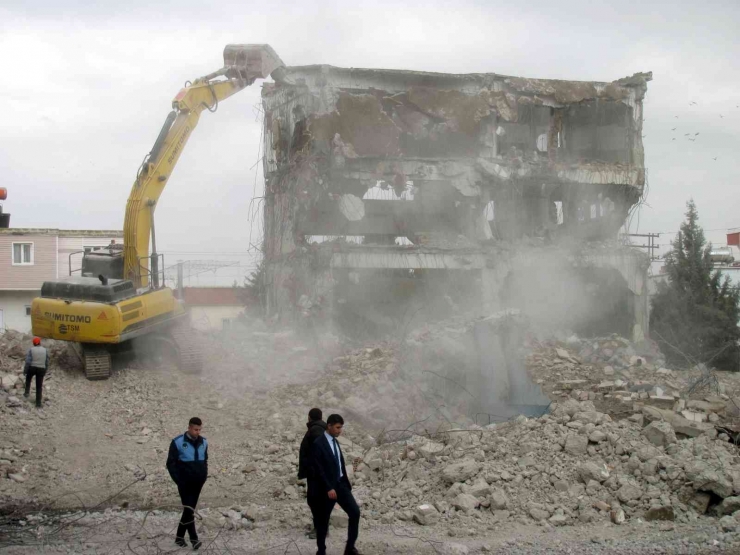 Çürük Raporu Bulunan Hükümet Konağının Yıkımı Tamamlandı