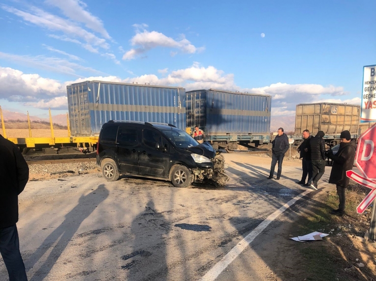 Malatya’da Yük Treni Otomobile Çarptı: 1 Yaralı