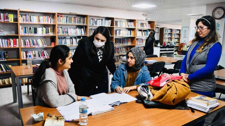 Kaymakam Demir, Kütüphanede İncelemelerde Bulundu