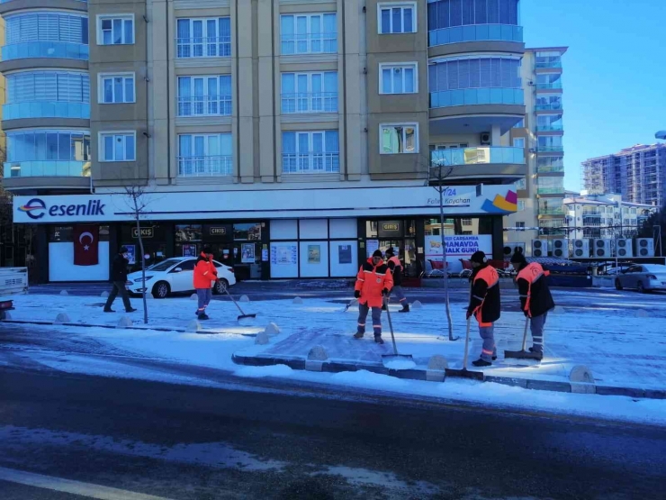 Malatya’da Karlı Yoları Açma Çalışmaları Sürüyor