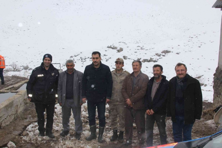 Kaymakam Türkoğlu, Karlı Yolları Açma Çalışmalarını Denetledi