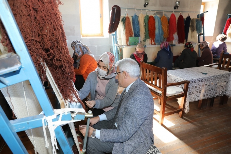 Kadınlar Hem Öğreniyor Hem De Ev Ekonomilerine Katkı Sağlıyor