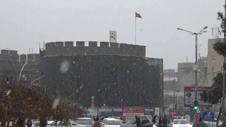 Diyarbakır’da Yılın İlk Kar Yağışı Başladı