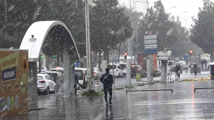 Diyarbakır’da Yılın İlk Kar Yağışı Başladı