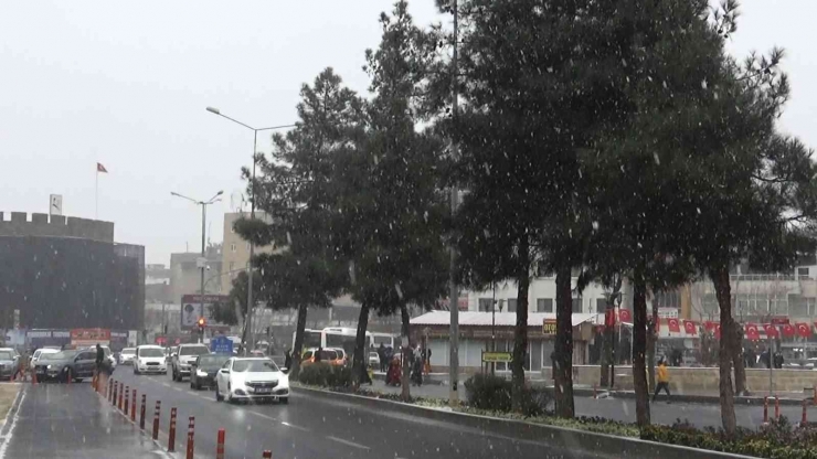 Diyarbakır’da Yılın İlk Kar Yağışı Başladı