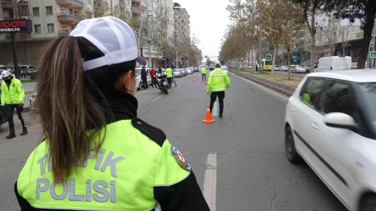 Diyarbakır’ın ’ilk Ve Tek Kadın Şahin Polisi’ Görevinin Başında