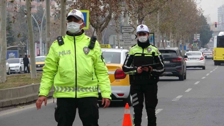 Diyarbakır’ın ’ilk Ve Tek Kadın Şahin Polisi’ Görevinin Başında