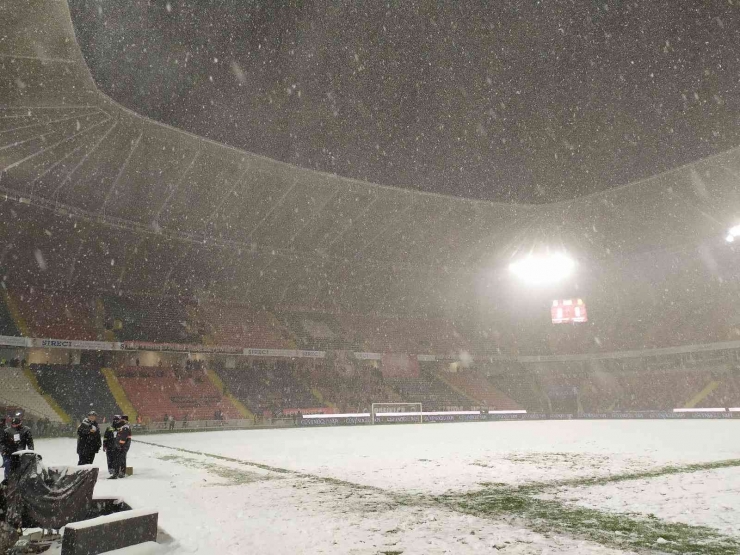 Gaziantep Fk-yeni Malatyaspor Maçının İkinci Yarısı Ertelendi