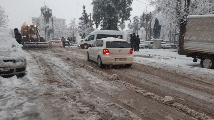 Gaziantep’te Kar Yağışı Trafiği Felç Etti