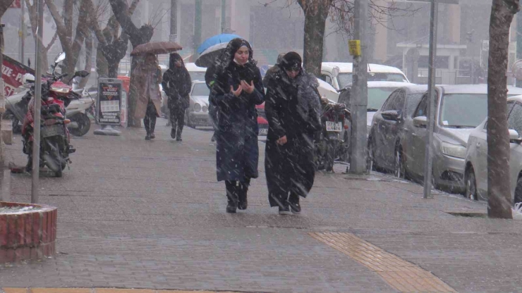 Gaziantep’te Yılın İlk Kar Yağışı Başladı