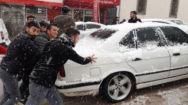 Kar Yağdı Yollar Buz Pistine Döndü