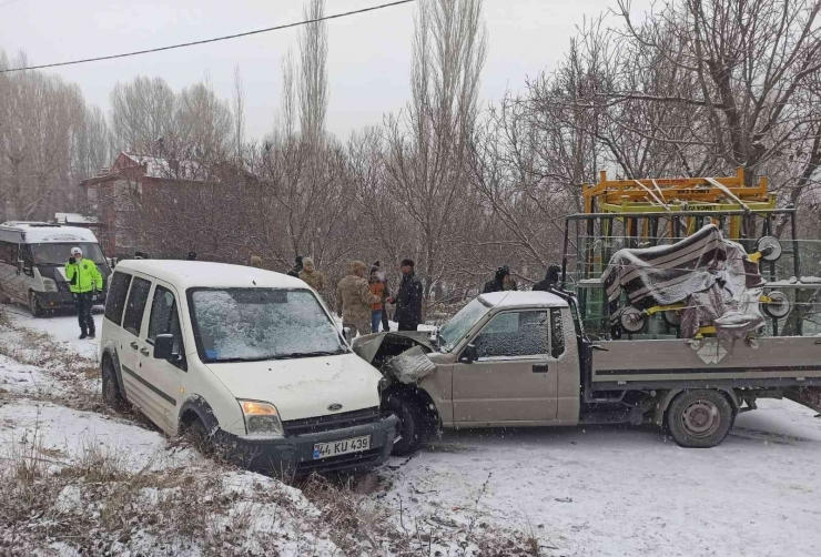 Malatya’da Kar Beraberinde Kazaları Getirdi