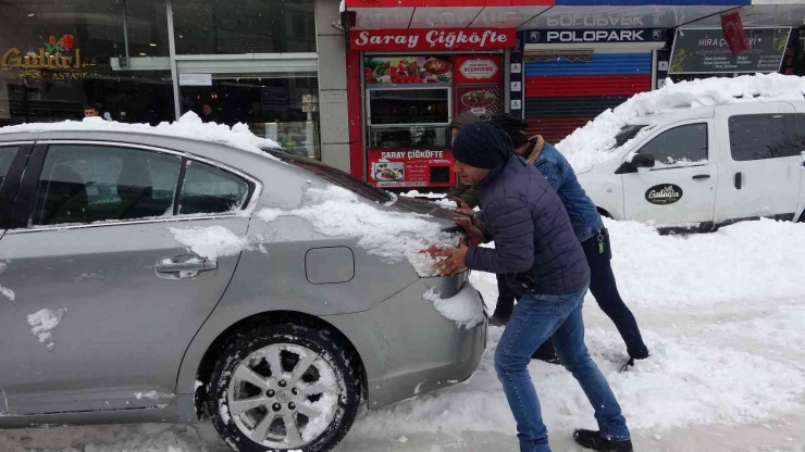 Ağaçlar Devrildi, Araçlar Yolda Mahsur Kaldı