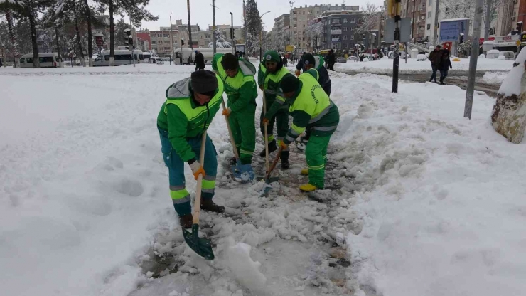 Ağaçlar Devrildi, Araçlar Yolda Mahsur Kaldı