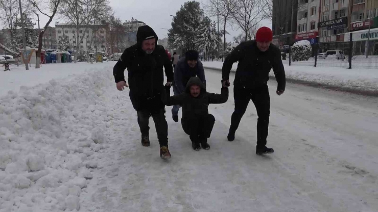 Ağaçlar Devrildi, Araçlar Yolda Mahsur Kaldı