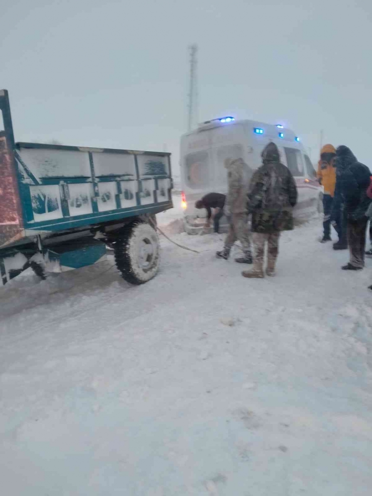 Sason’dan Batman’a Hasta Taşıyan Ambulans Yolda Kaldı, Jandarma Ve Köylüler Seferber Oldu