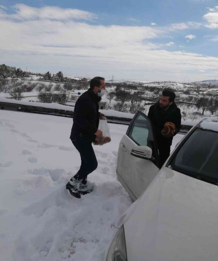 Otoyolda Kalanlara Kumanya Dağıtıldı