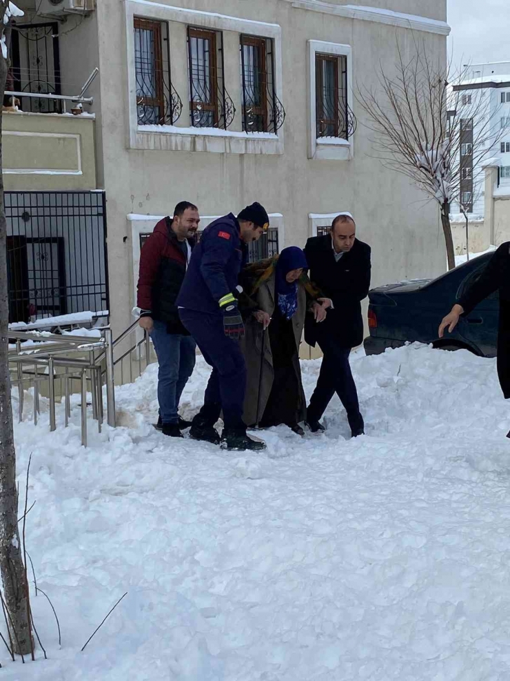 Otoyolda Kalanlara Kumanya Dağıtıldı